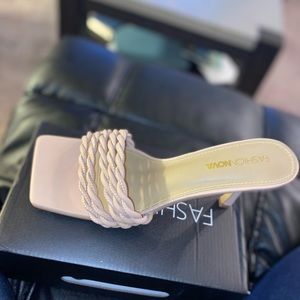 Brand new fit like a size 10 my feet too fat for them